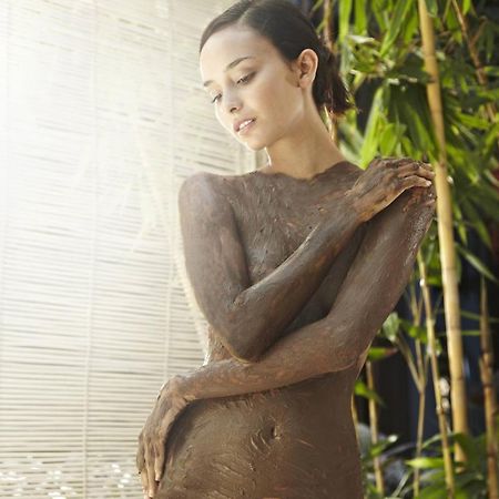 Hard Rock Hotel Goa Calangute Extérieur photo A woman with mud on her body
