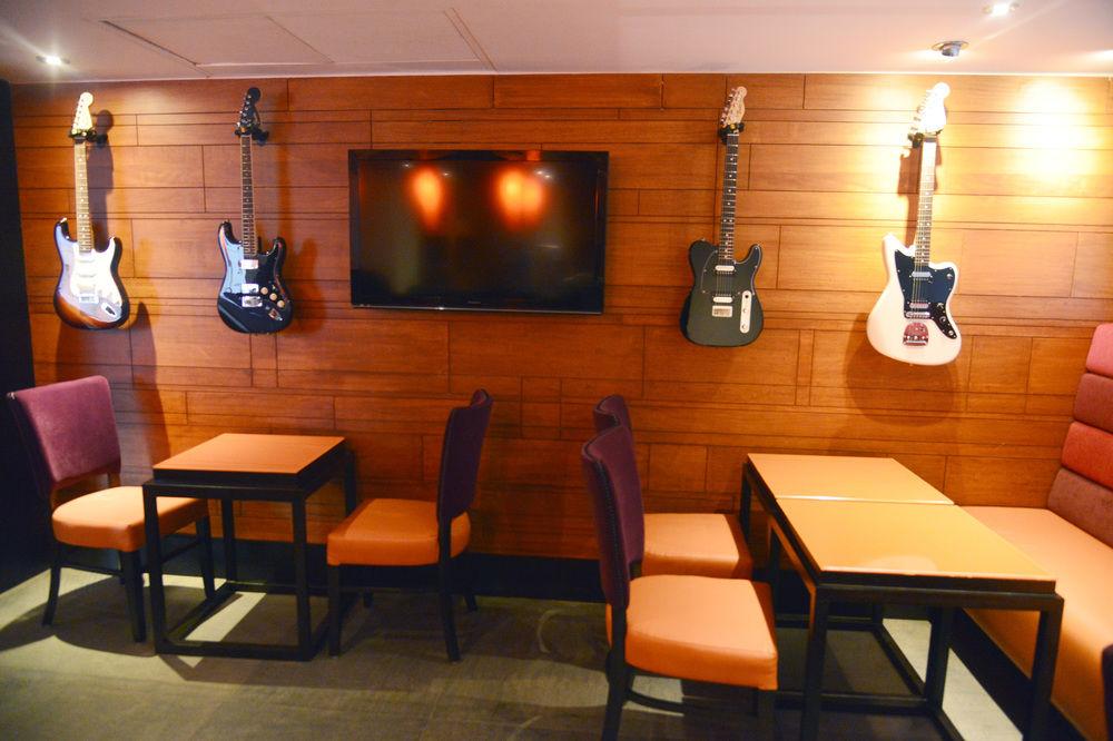 Hard Rock Hotel Goa Calangute Extérieur photo The interior of a typical Hard Rock Cafe