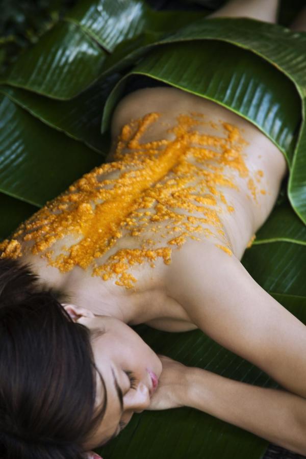 Hard Rock Hotel Goa Calangute Extérieur photo A woman with turmeric applied to her back