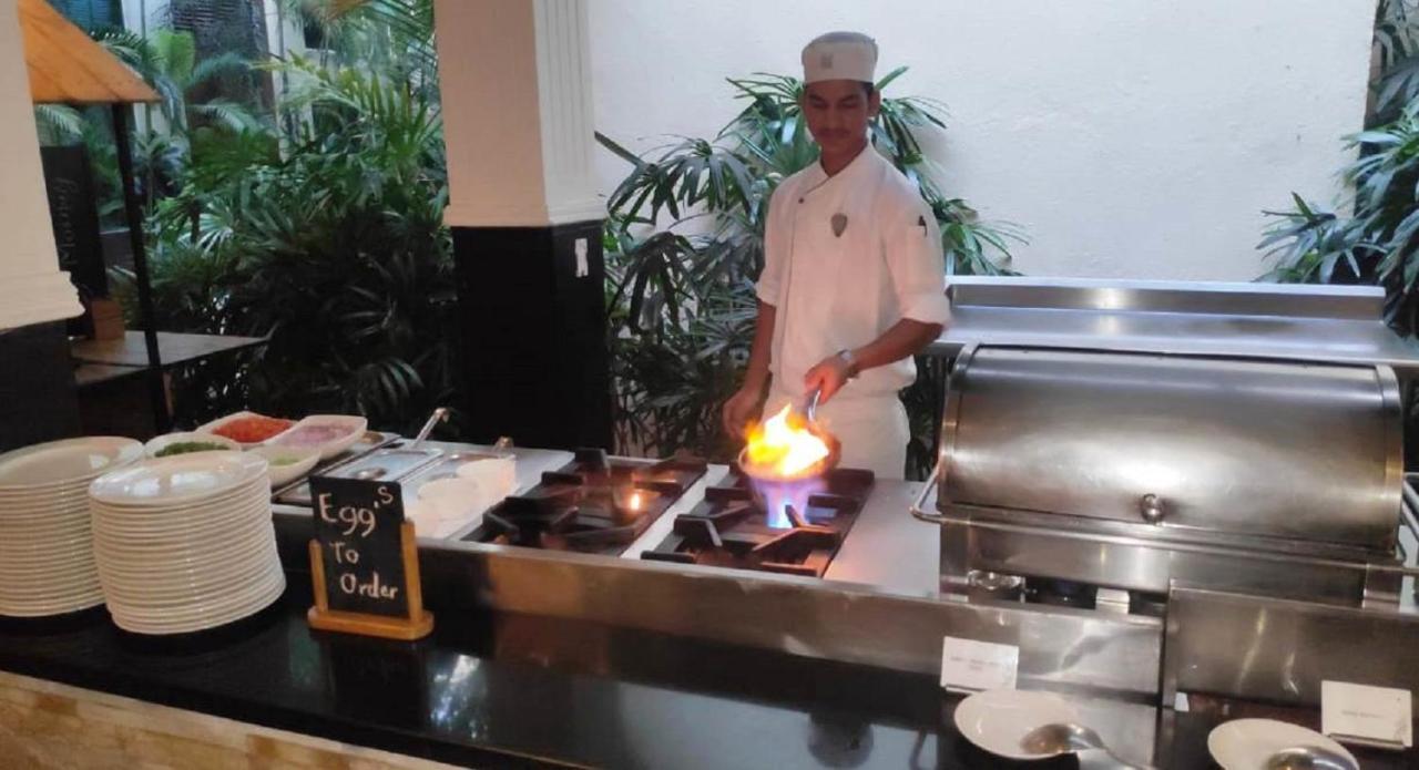 Hard Rock Hotel Goa Calangute Extérieur photo A chef cooking with a blowtorch
